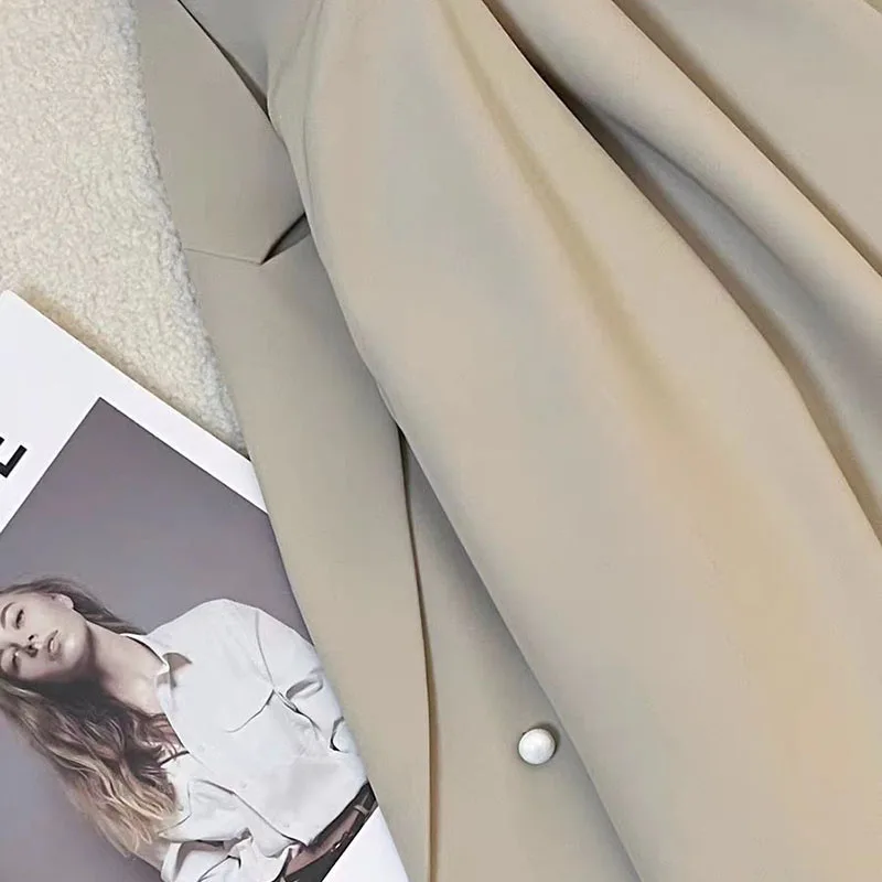 Женский укороченный пиджак однотонный двубортный офисный с длинным рукавом в