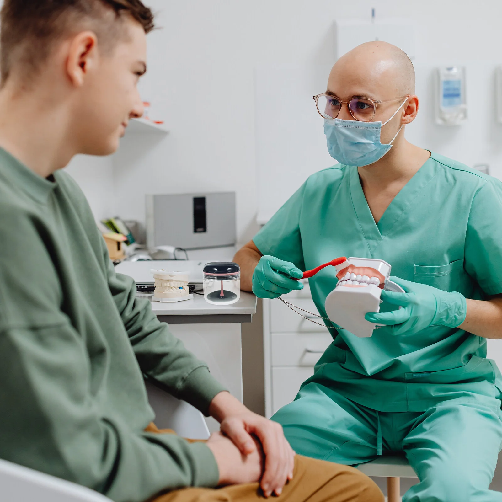 

1 Set of Cleaning Small Denture Protector Case For Women Reusable Cleaning Small Denture Protector Case For Women Small Denture