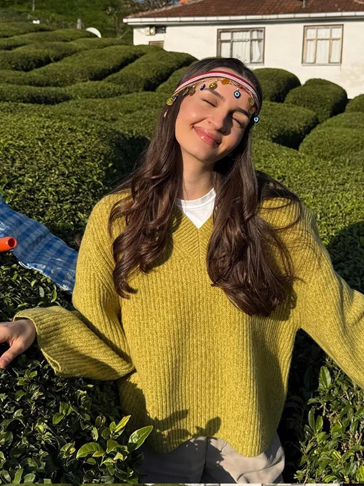 Модный зеленый свитер с v-образным вырезом и длинными рукавами элегантный