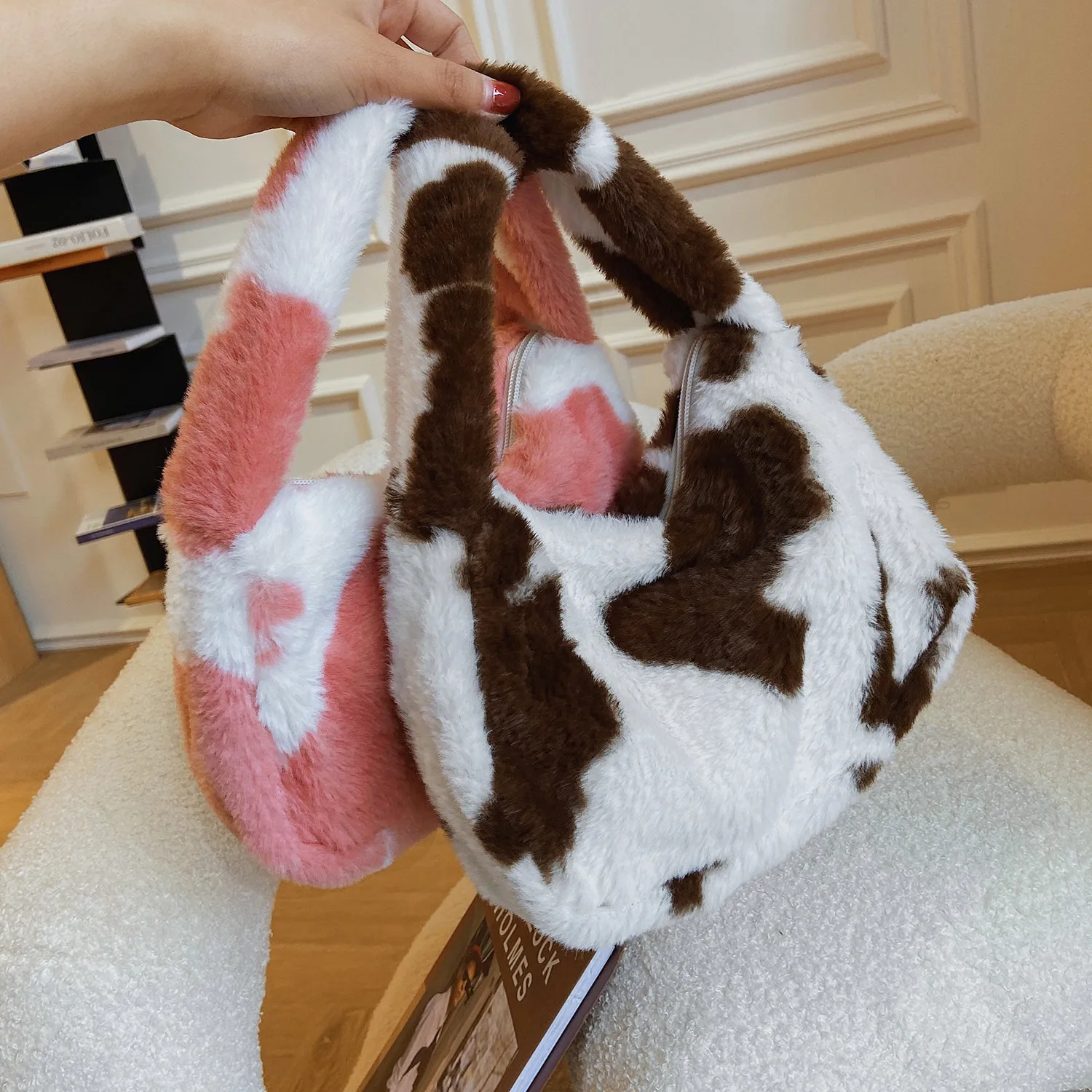 

Новинка 2022, модная плюшевая сумка через плечо с коровьим принтом, простая Индивидуальная сумка-мессенджер, зимняя теплая сумка, розовая сум...