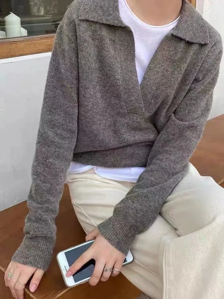 Женский вязаный свитер с воротником-поло