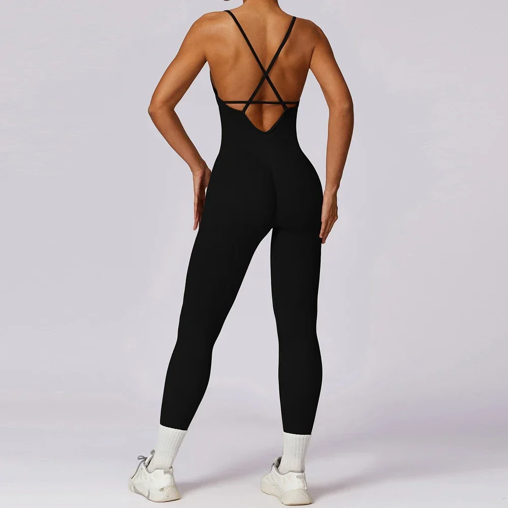 Женский спортивный комбинезон на бретельках с открытой спиной