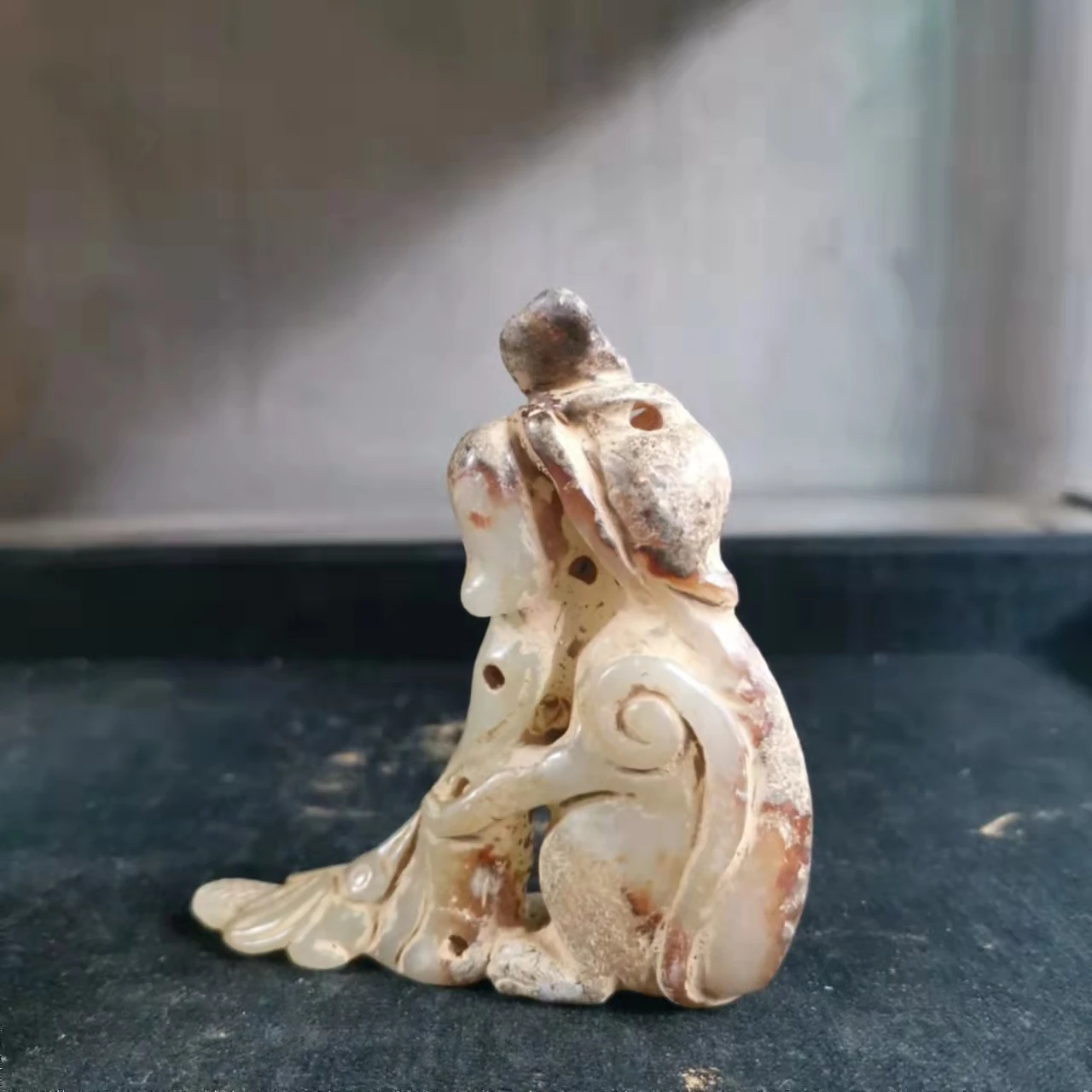 1Pcs/Lot Folk Collection Imitation Antiques Unearthed Hetian Jade Ancient Carving Ornamental  Animal Monkey Hugging Peach Tree