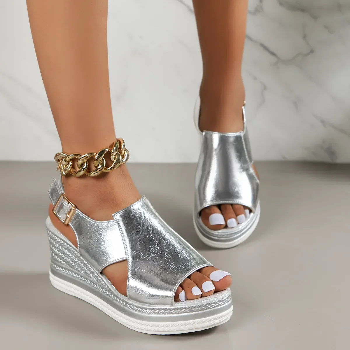 

2023 New Cut Out Glitter Color Golden Silver Women Casual Wedges Sandals One Line Buckle Peep Toe Women Summer Beach Sandals