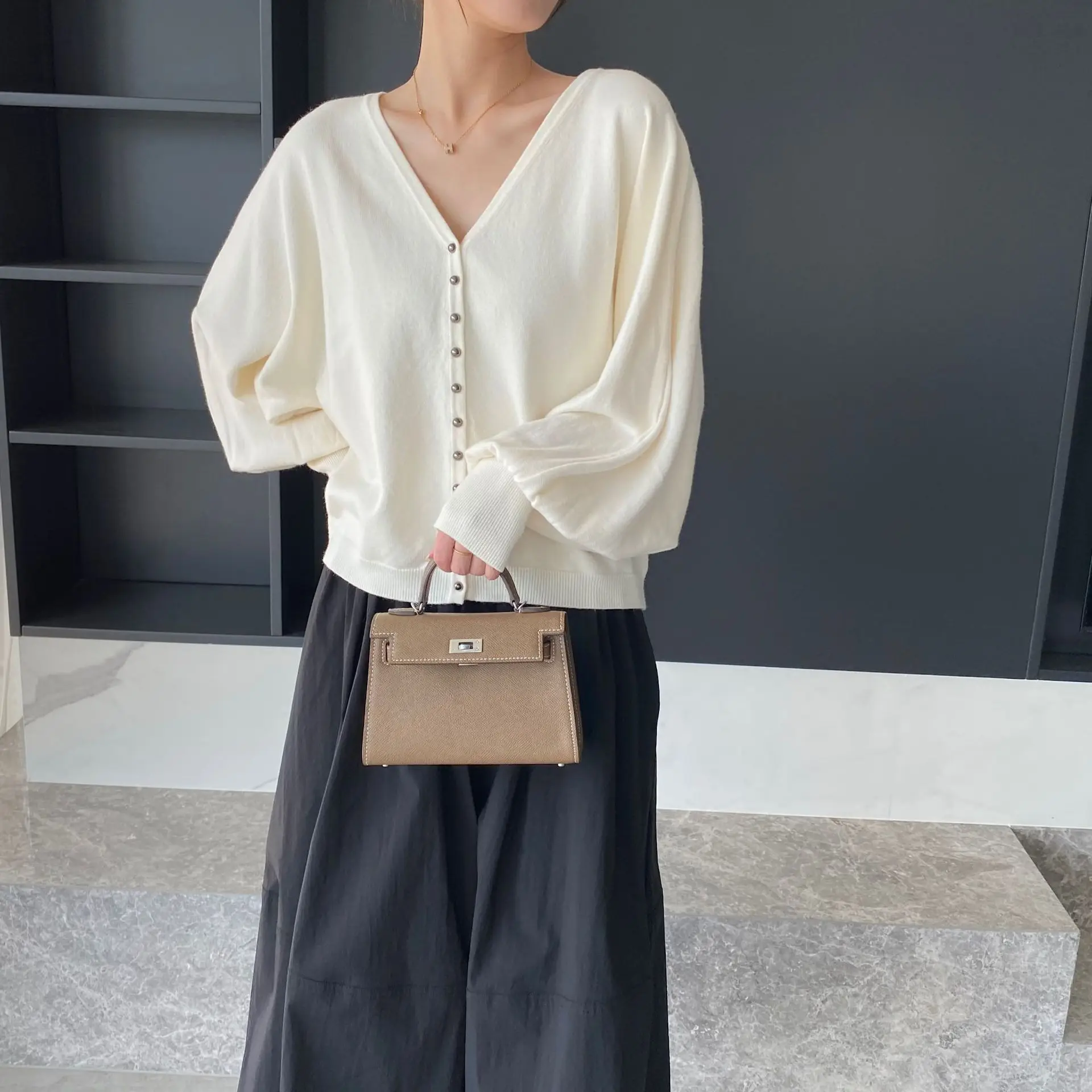 

Women Casual V Neck Batwing Sleeves Sweaters Fall Spring Long Sleeve Knitted Pullovers Tops Pearls Botton Decoration