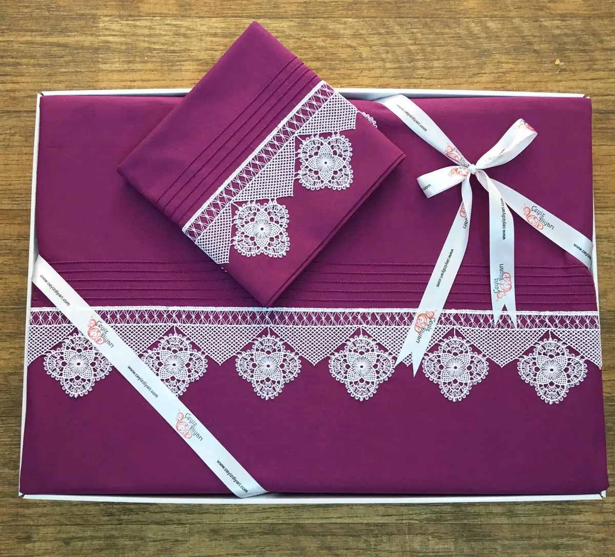 

Embroidered needle carved duvet cover set