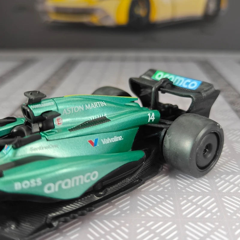 Фото Симулятор гонок Формулы-1 Aston Martin в масштабе 1:32 #   Модель автомобиля из сплава 14-го класса, подходит для коллекции и может быть подарен другу. №5