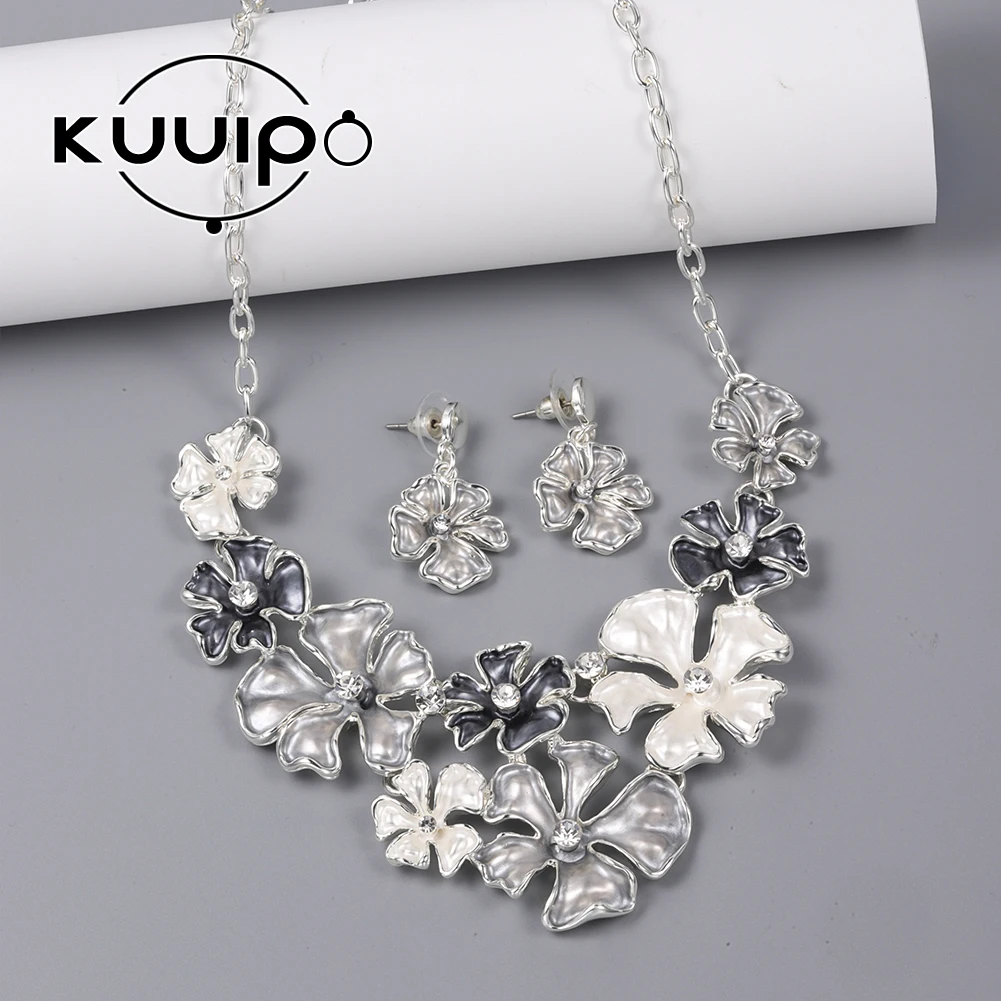 

Kuuipo Rhinestone Embellished Hibiscus Flower Pendant Necklaces Silver Plated Long Chain Plant Necklace for Women Choker Party