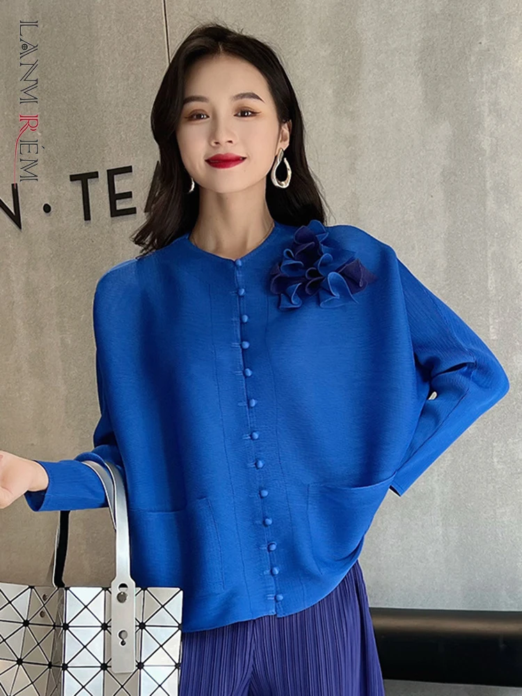 

LANMREM Versatile Pleated Shirt For Women Flower Contrast Round Neck Single Breasted Long Sleeve Top 2023 New Spring 2Q1412