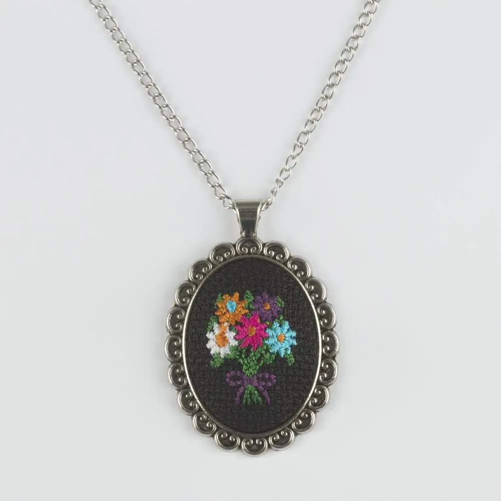 

Ожерелье из этамина и вышивки крестиком