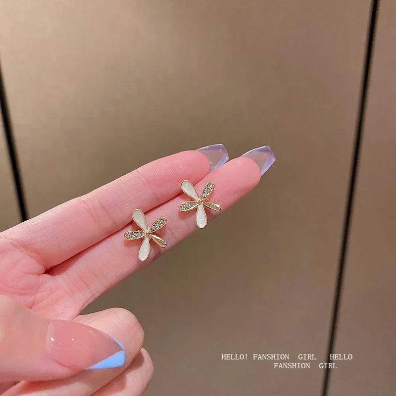

New Hot Trend Crystal Flower Stud Earrings for Women Girl Korean Style Daily Life Minimalist Jewelry Piercing Ear e266