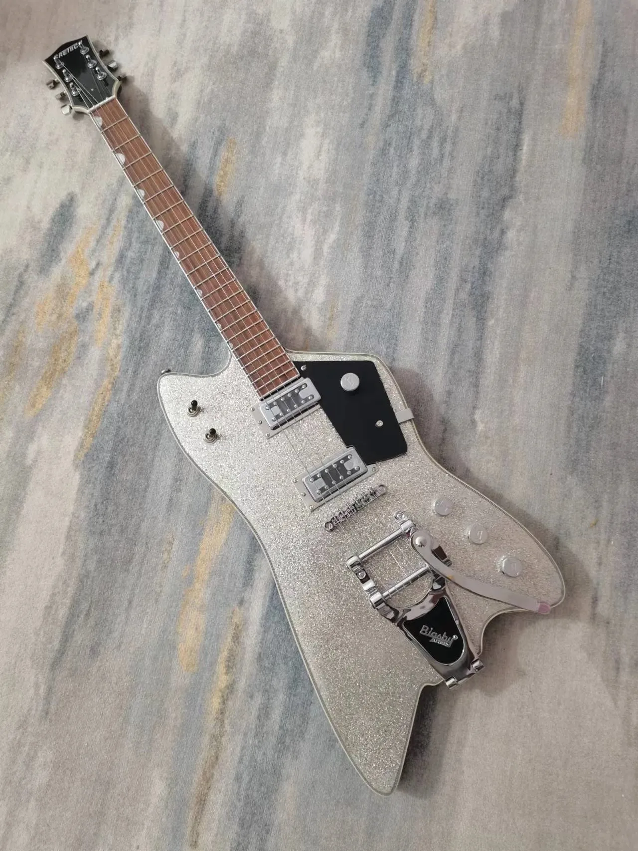 

6-string electric guitar, rose fingerboard, silver accessories, tremolo system, free shipping