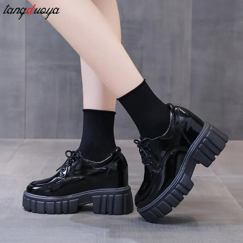 Туфли-оксфорды женские из лакированной кожи на платформе осень 2024