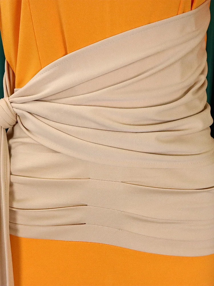 Сдержанное женское элегантное вечернее платье с поясом и складками в стиле