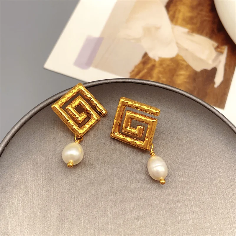 

French Retro Geometric Labyrinth Shape Natural Pearl Stud Earrings Temperament Stylish Elegant Earrings Jewelry Wholesale