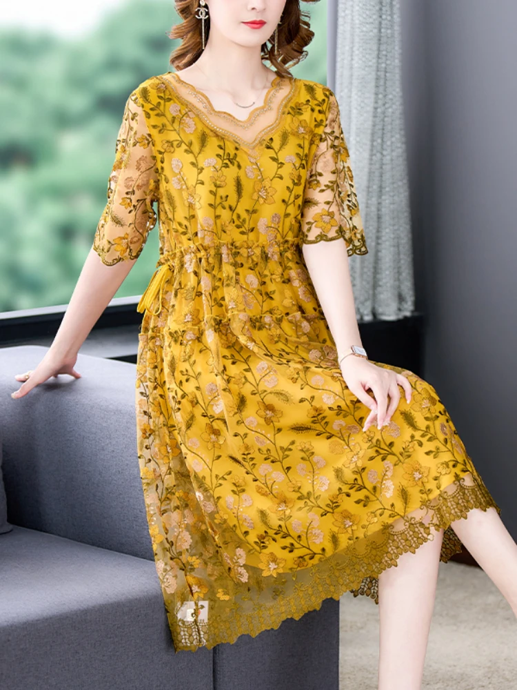 

Женское летнее платье средней длины с цветочной вышивкой