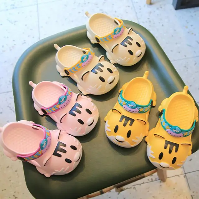 1 Pair Children's Summer Cartoon Cute Cave Hole shoes Duckling Boys And Girls Comfortable Soft Soled Sandals 2