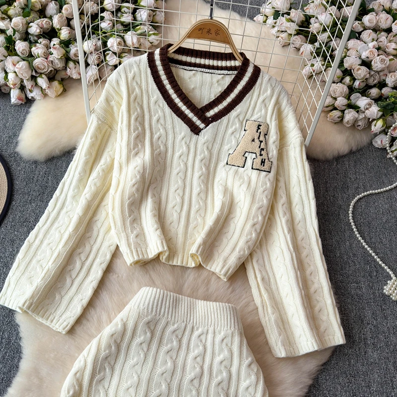 Женский вязаный костюм ALPHALMODA свитер с буквенным принтом и юбка разрезом комплект