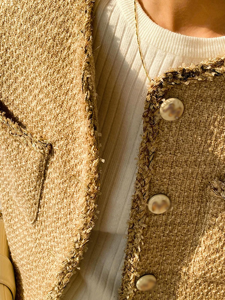 Женская короткая куртка с круглым вырезом длинным рукавом и металлическими