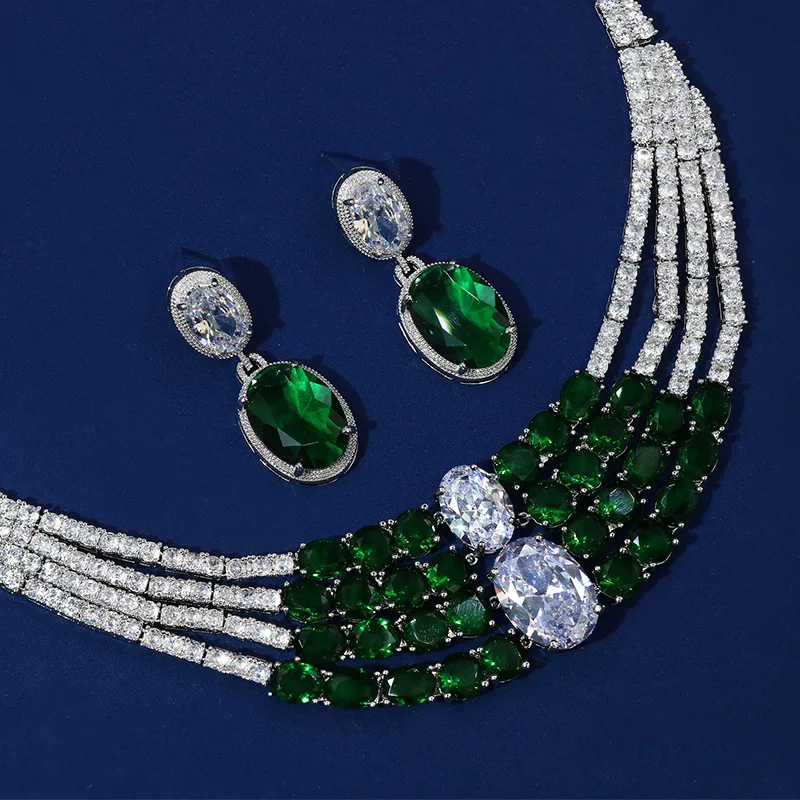 Комплект женских украшений из колье и серёг с фианитом
