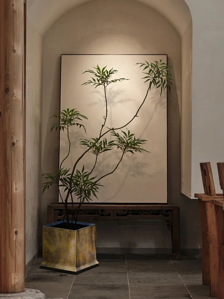 Искусственное зеленое растение для украшения гостиной удивленное тихим ветром