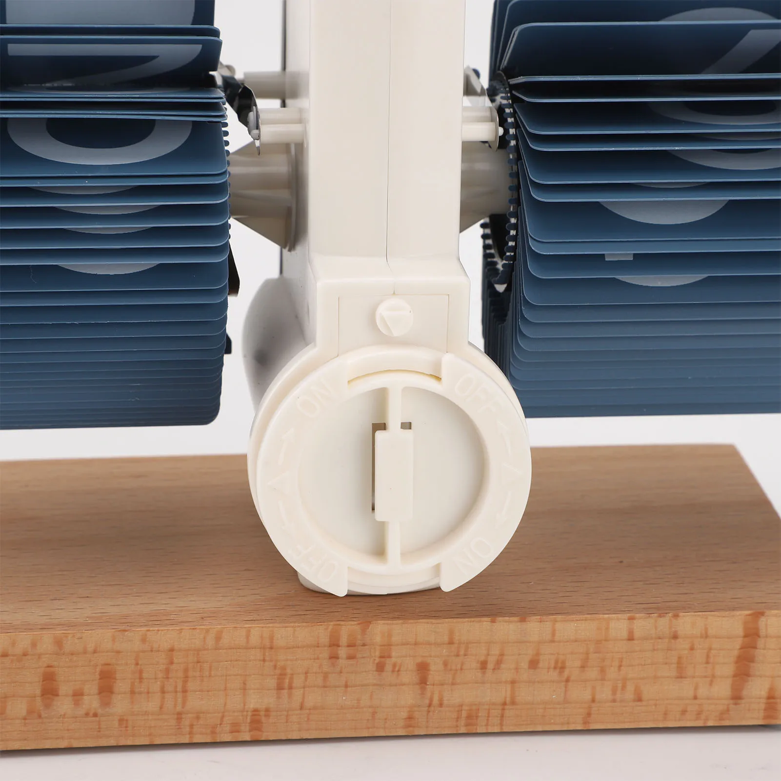 Цифровые часы с откидной крышкой регулируемые на батарейках большим количеством