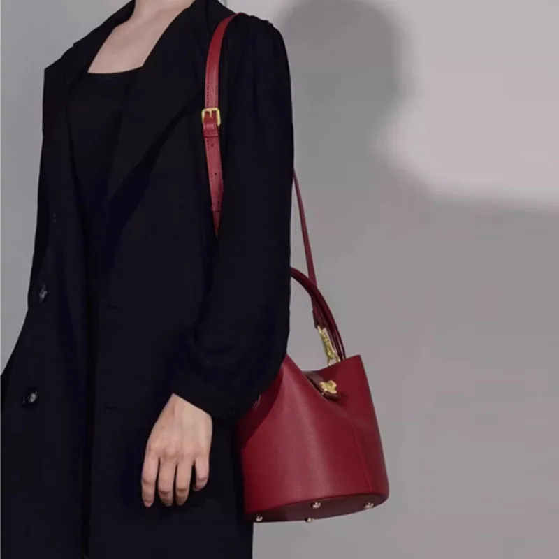 Красный дизайн большая вместительная сумка-ведро женская сумка новинка 2024