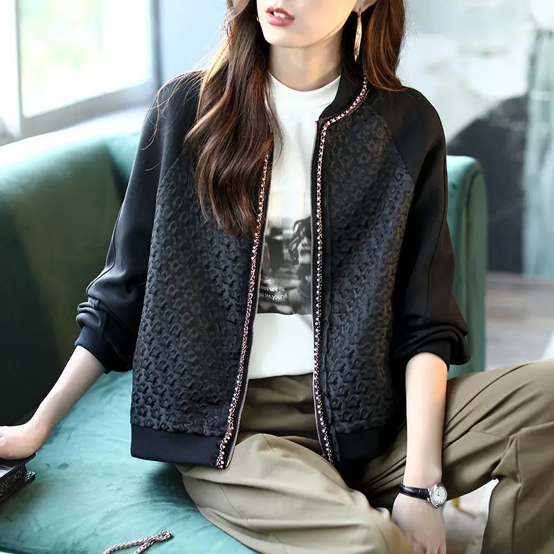 

2022 Spring and Autumn Korean version of the loose wild splicing bead baseball clothing top led long sleeve short coat female