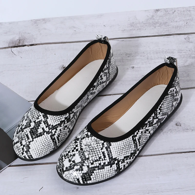 2022 New Outdoor Walking Shoes Retro Round Toe Snake Pattern Light Slip on Flat Casual Shoes  Fashion comfortable Ladies Loafers