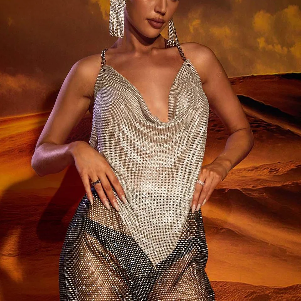 Женский укороченный топ на бретельках с глубоким V-образным вырезом и открытой