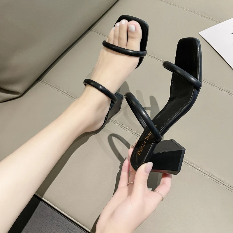 

Женские шлепанцы с узким ремешком, сандалии на высоком устойчивом каблуке, повседневные пляжные тапочки с открытым носком, лето 2023