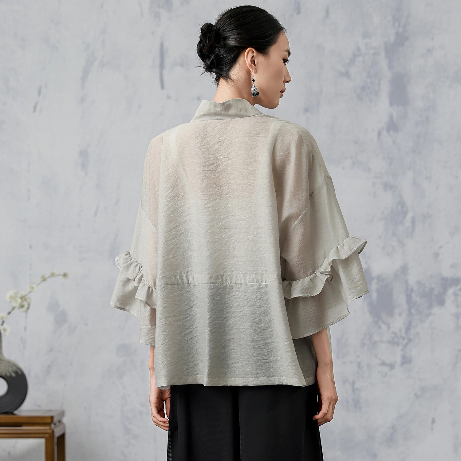 Оригинальная ранняя весна пригородная блузка с рюшами на рукавах высокое