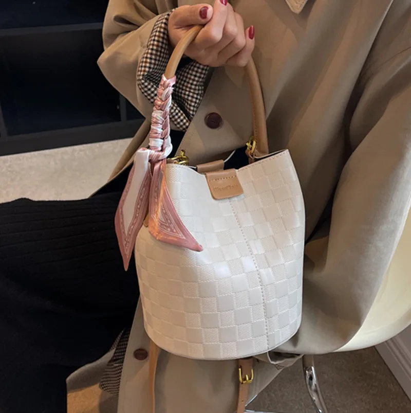 Solid Dark Checkered Women's Bag 2023 New Westernized Commuting Portable Bucket Bag With Simple Texture And Crossbody Bag