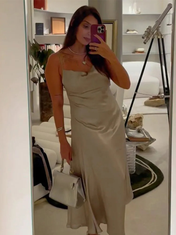 Металлическое платиновое платье с бретелькой на шее атласная текстура