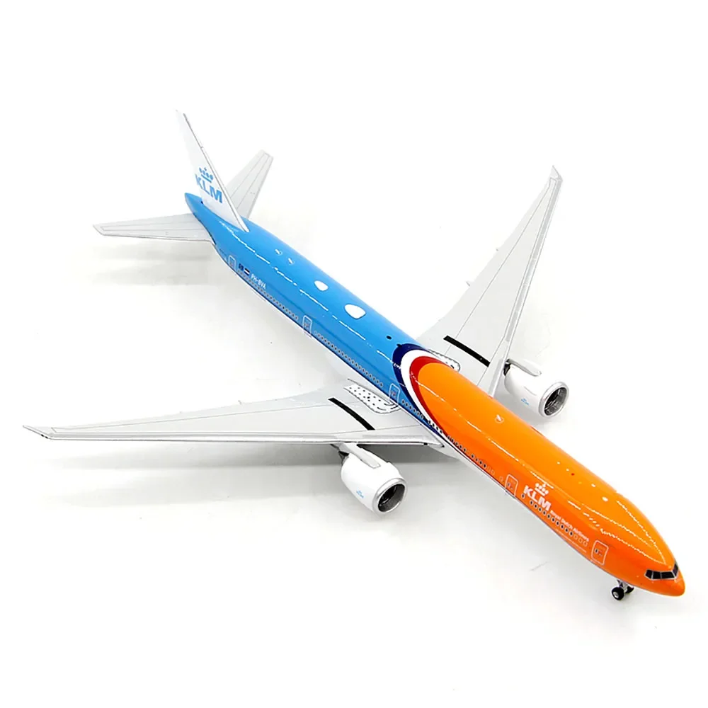 Литая модель летательного аппарата Phoenix 11860 KLM с отделкой в масштабе 1/400
