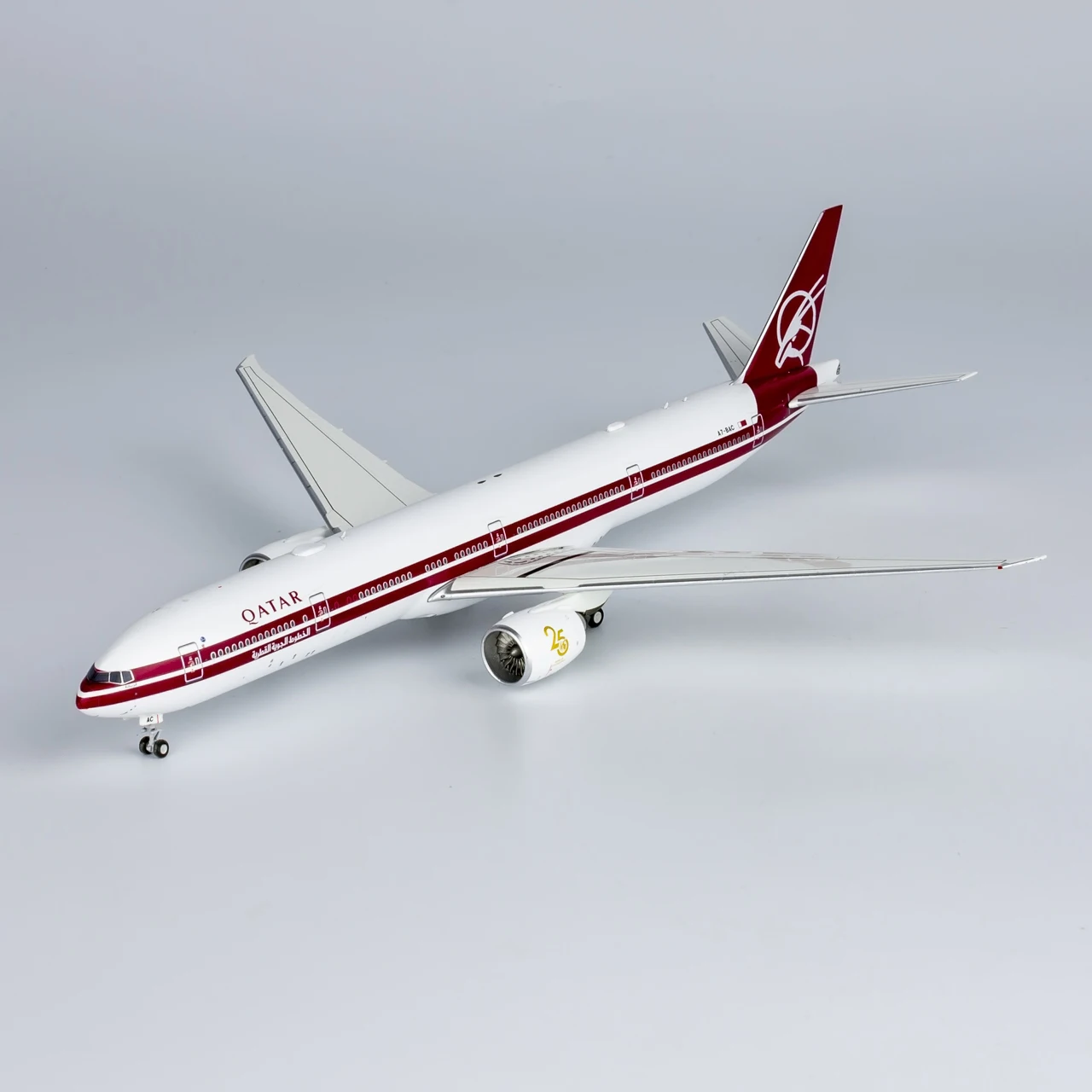 QTR022 Коллекционный самолет из сплава в подарок модель NG 1:400 Qatar Airways Boeing B777-300ER литая