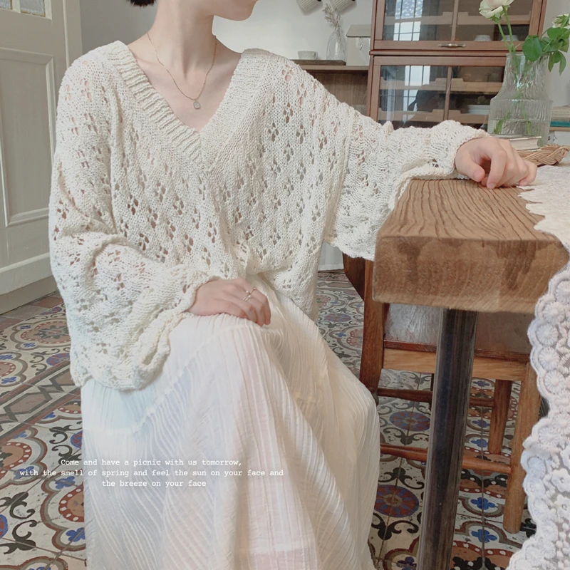 

Autumn 2023 Women's French V-neck Loose Pullover Off White Hollow Knitted Short Long Sleeve Thin Sweater