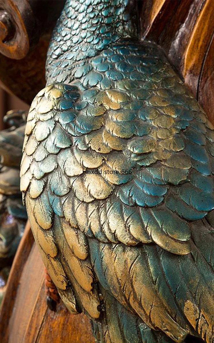 Украшение в виде павлиньих римских Колон от пола до фотошкафа