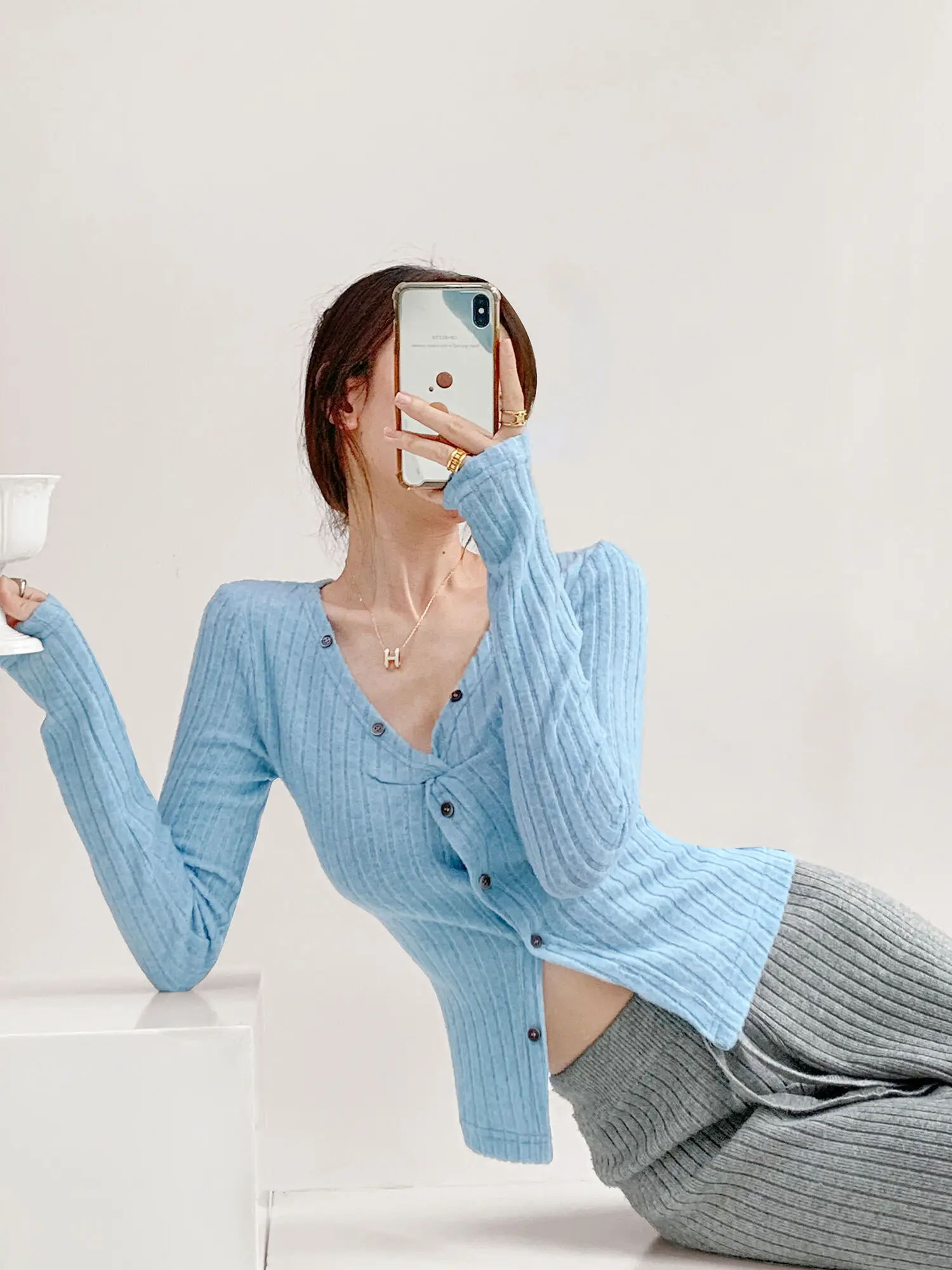 Женский трикотажный кардиган с V-образным вырезом длинным рукавом