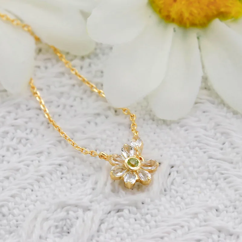 

LAMOON Elegant Necklace for Women Daisy Flower Pendant Natural Peridot CZ Zircon 925 Sterling Silver Gold Plated Chain NI188