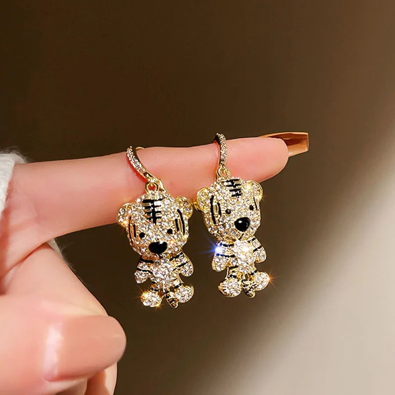 

Fashion Creative Cute Tiger High Quality Women Earrings Exquisite AAA Pave Full CZ Zircon Drop Earrings Daliy Waterproof Pendant