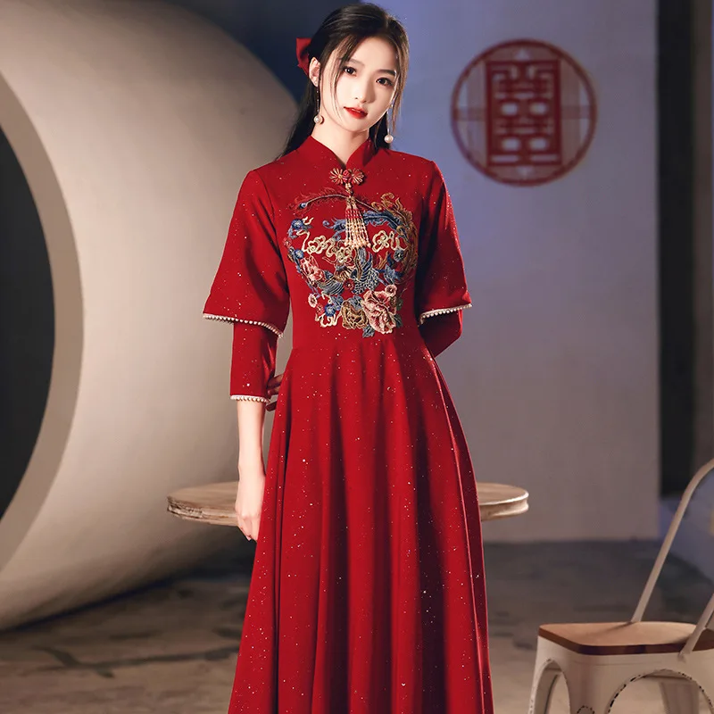 

Китайское платье с вышивкой и блестками на осень и зиму