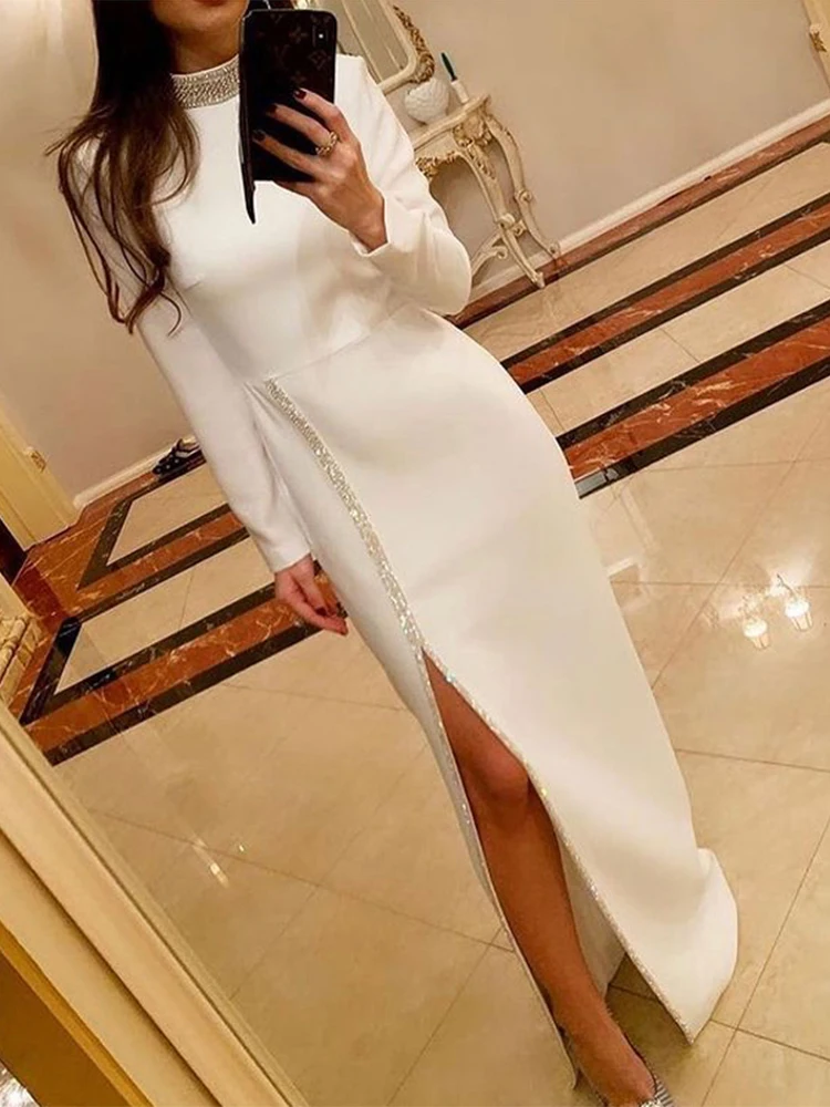 Женское длинное вечернее платье элегантное белое блестящее с высоким воротником