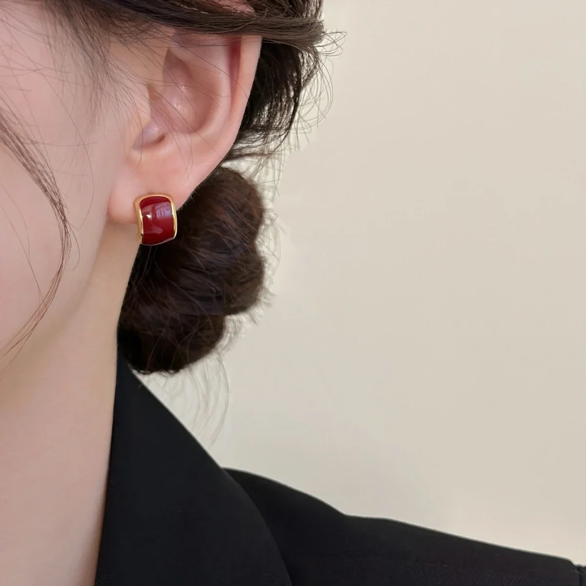 Женские серьги-гвоздики в форме буквы C сладкого красного цвета простая