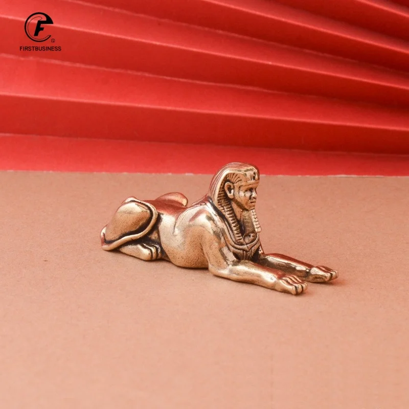 Миниатюрная медная статуя сфинкса