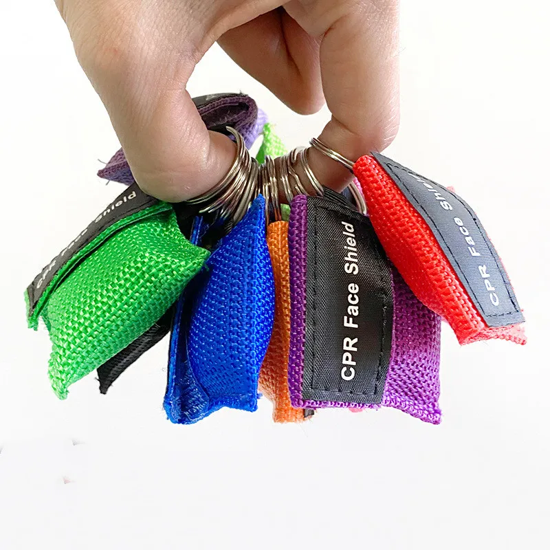 Одноразовый маска для реанимации CPR с клапаном одностороннего вдоха для дыхания рта поверх первичной помощи.