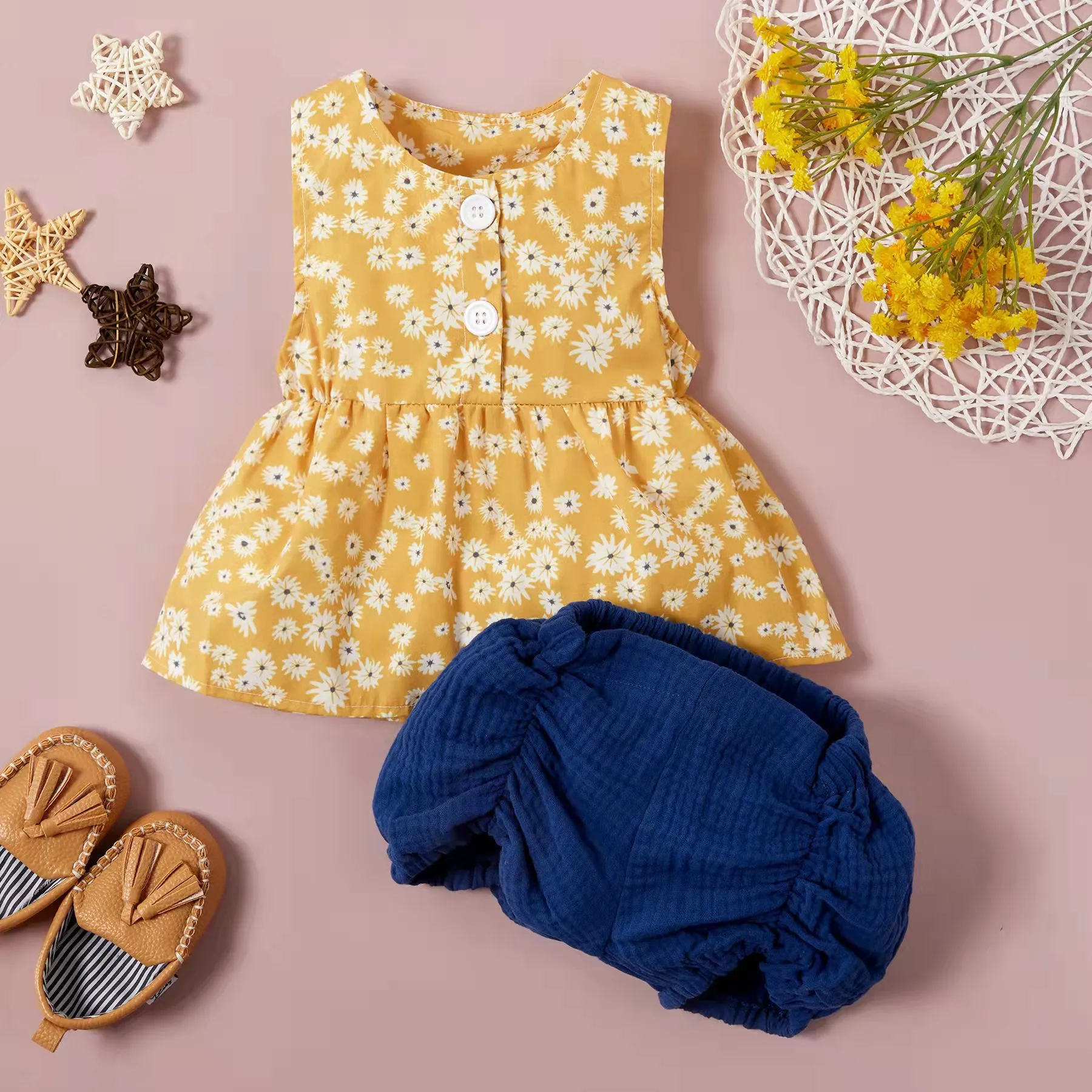 

Комплект детской одежды из топа без рукавов и шортов