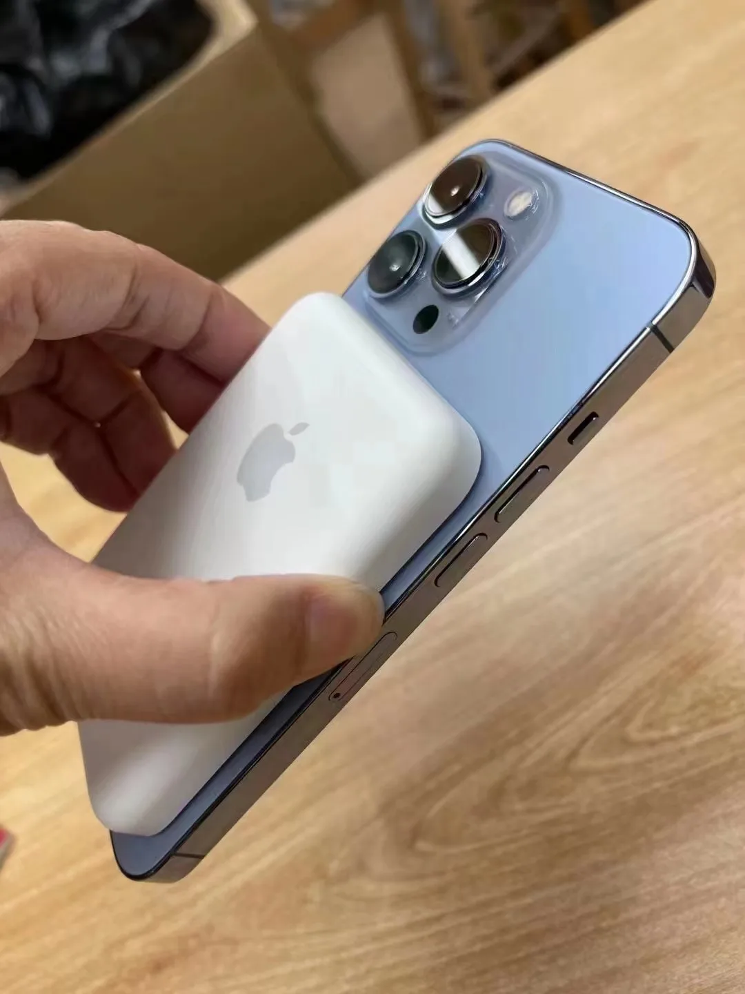 

Трендовый Беспроводной внешний аккумулятор ZO86