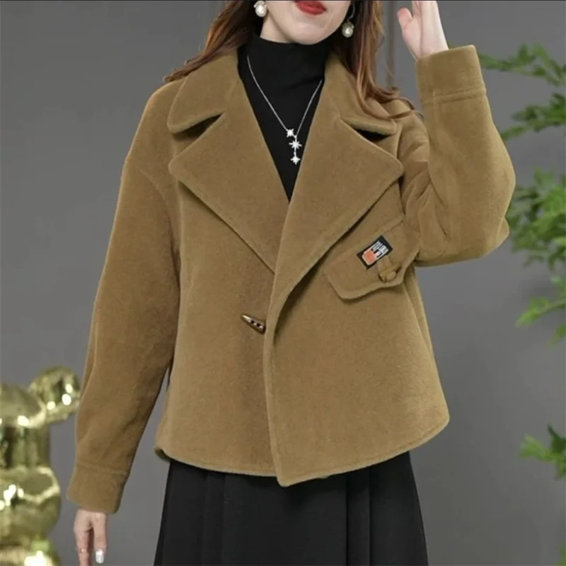 Женская утепленная короткая куртка корейская модная теплая бархатная с