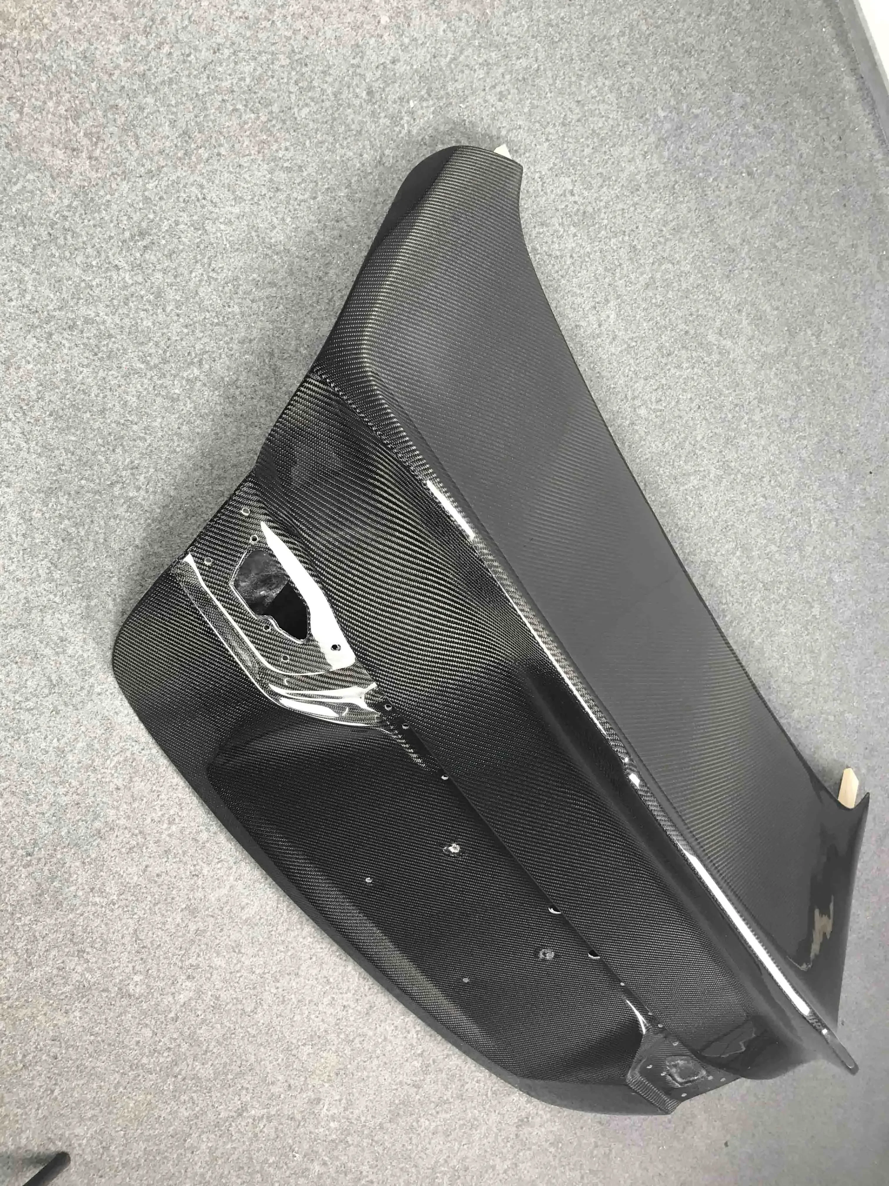 Задний багажник из настоящего углеродного волокна в стиле V2 для задней двери